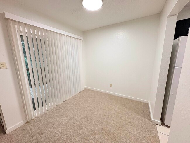 Building Photo - 1530 Live Oak Dr