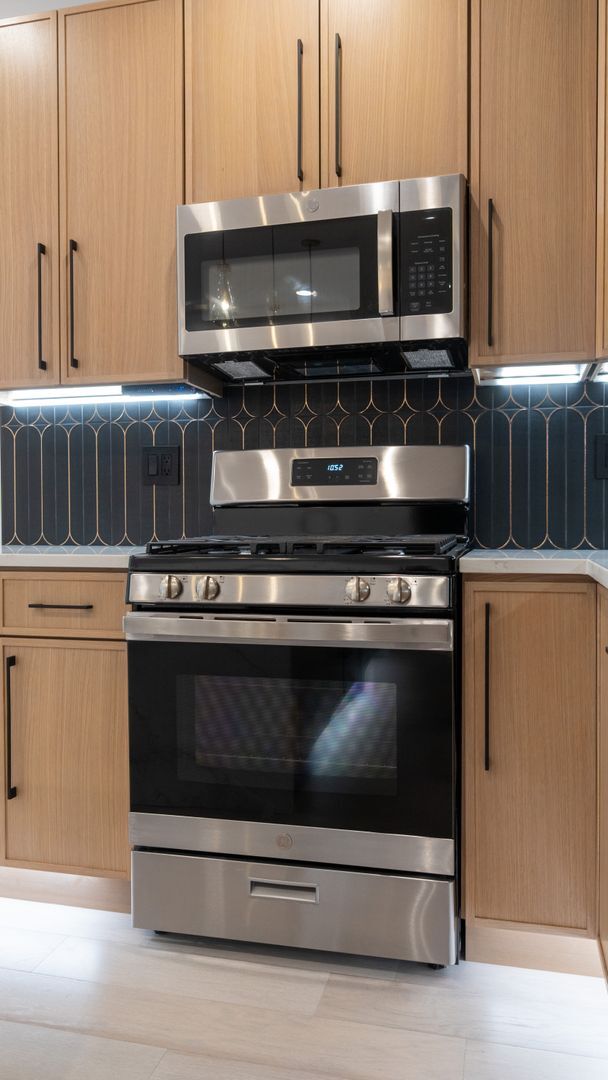 Building Photo - Newly Rehabbed 3-bedroom, 2-bath Gem with In-Unit Washer/Dryer! Discover Uptown Living.