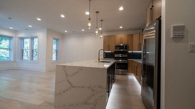 Building Photo - Newly Rehabbed 3-bedroom, 2-bath Gem with In-Unit Washer/Dryer! Discover Uptown Living.