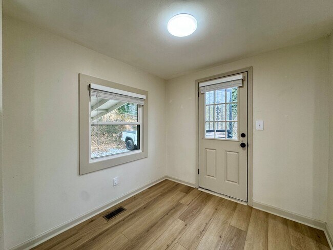 Building Photo - 975 Beason Dr