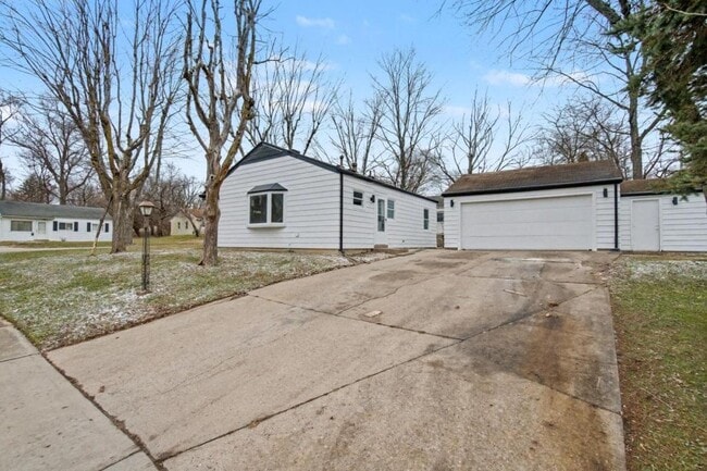 Building Photo - 4472 Curundu Ave