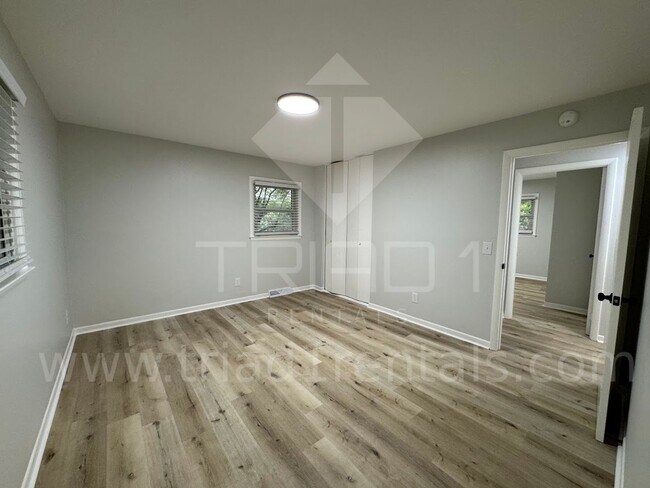 Building Photo - 2205 Hathaway Dr
