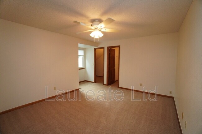 Building Photo - 1702 W Dry Creek Rd