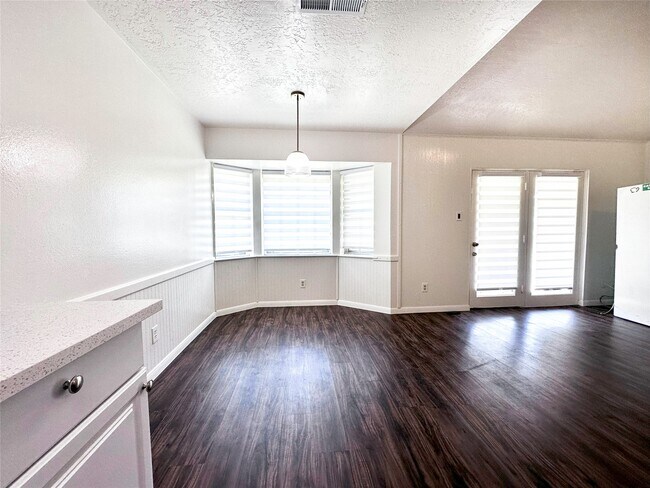 Building Photo - 9270 Theysen Dr
