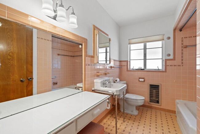 Building Photo - Beautiful Home For Rent in St Petersburg!