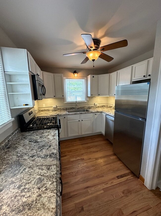 Building Photo - 2 BEDROOMS PLUS BONUS ROOM, 2 BATHROOM, SINGLE FAMILY HOME