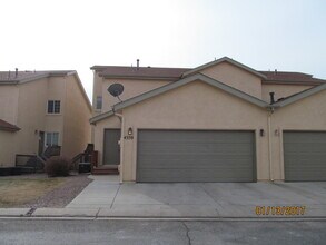 Building Photo - 2 Bed 2 Bath Condo....Available Now In Gat...