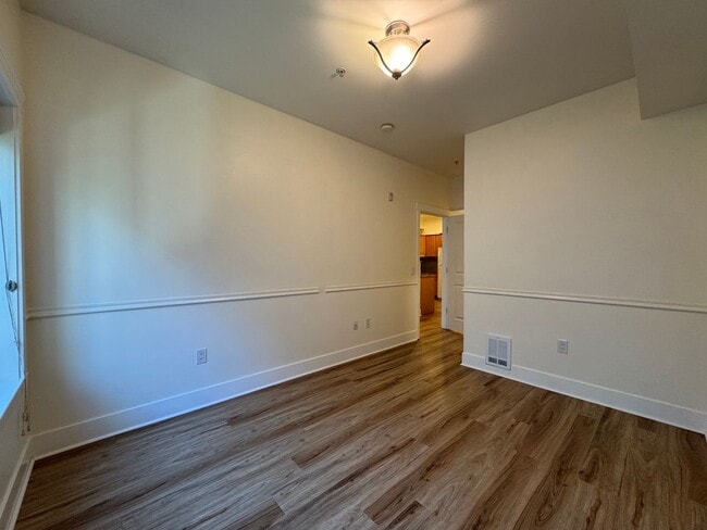 Building Photo - 1 Bed 1 Bath Condo Unit in Downtown Bellingham with Garage Parking