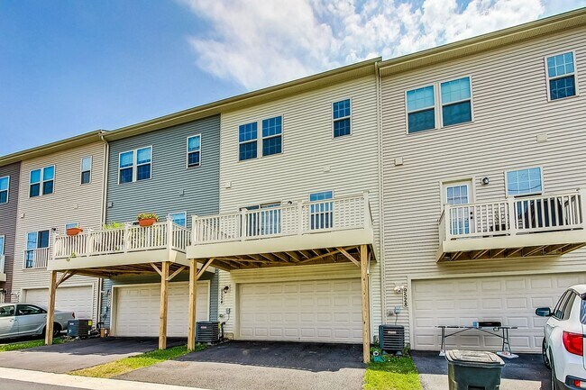 Building Photo - Meticulously Maintained 3 bedroom, 2.5 bat...