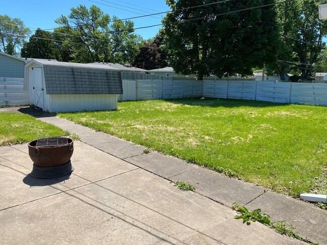 Building Photo - Cozy Silvis Home With Huge Fenced Yard and Attached Garage!
