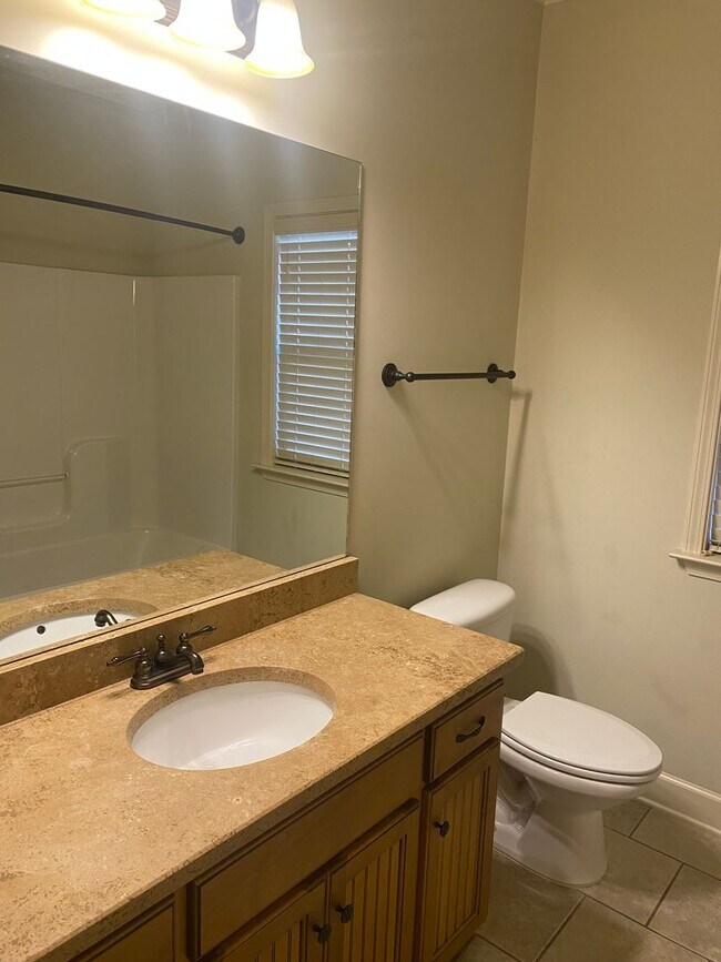 Building Photo - 3 bed / 2 bath Forest Glen