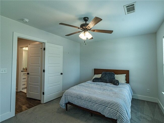 Building Photo - 2 bedroom 1. 5bath upscale modern living n...