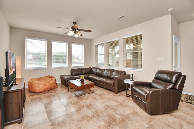 Building Photo - 2202 Waterford Park St