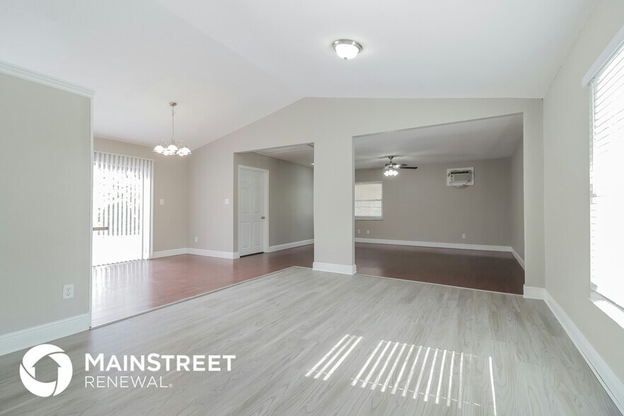 Building Photo - 8011 Killian Dr