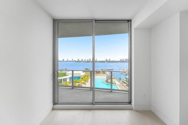 Building Photo - 220 Lake Shore Dr