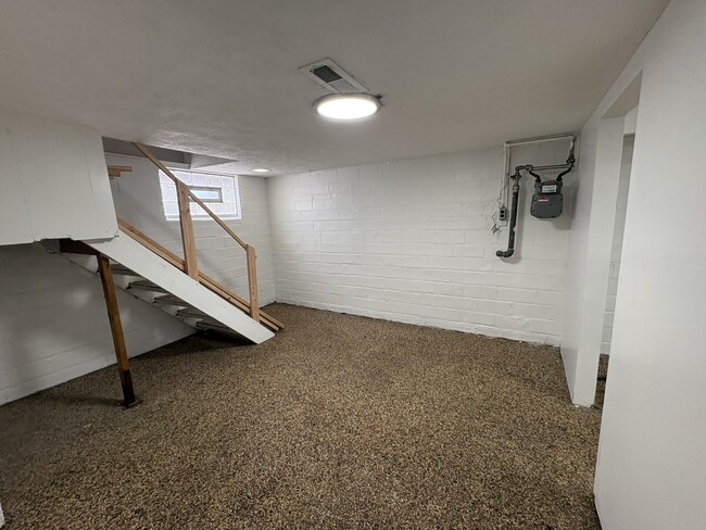 Building Photo - 17407 Woodbury Ave