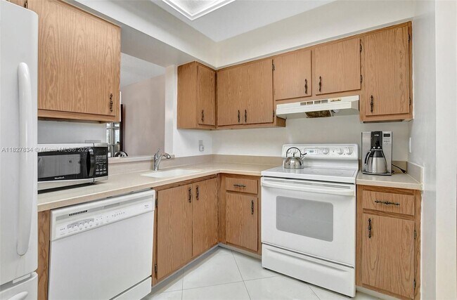 Building Photo - 7300 Lake Cir Dr
