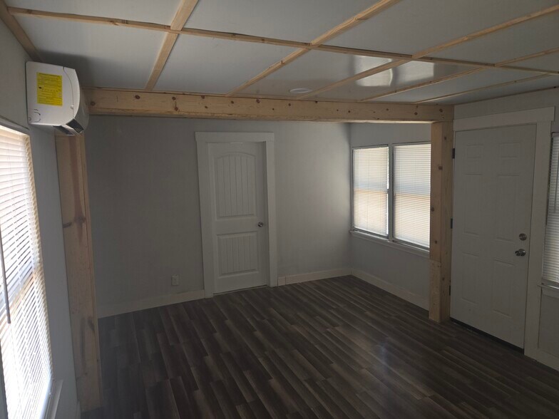 Building Photo - 303 E Amber St