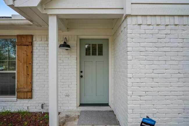 Building Photo - 15347 Conroe Dr