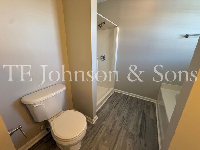 Building Photo - Spacious 4 Bedroom Home with Modern Comfor...