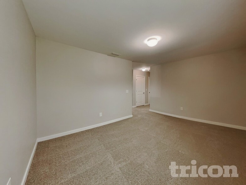 Building Photo - 513 Soaring St