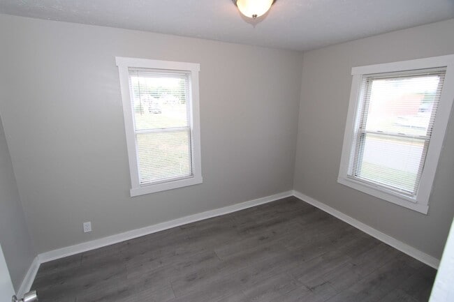 Building Photo - Quaint 2 Bedroom 1 Bathroom Ranch