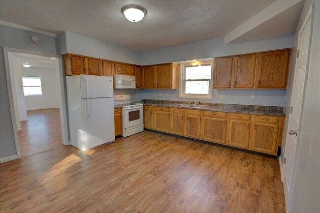 Building Photo - 123 3rd St