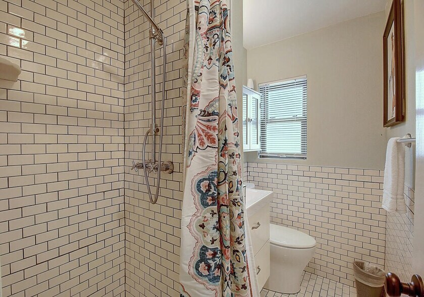 Building Photo - 134 N Alister St