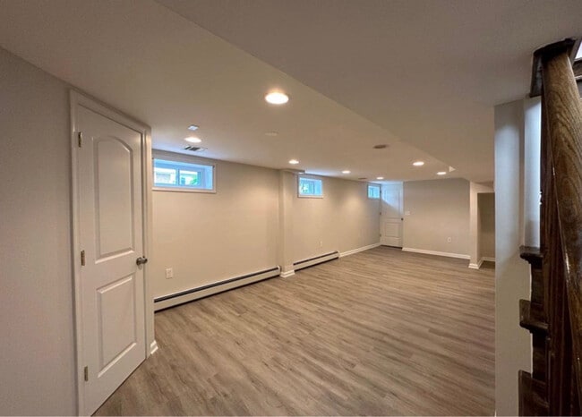 Building Photo - 32 Hazel St