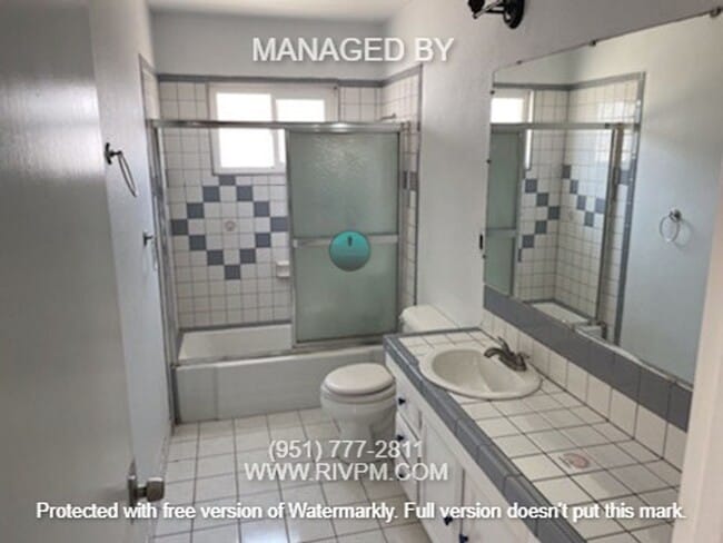 Building Photo - Great commuter location!