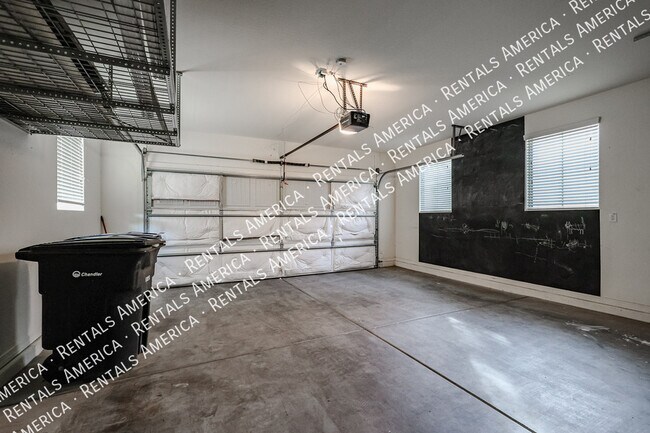 Building Photo - 1936 S Sycamore Pl