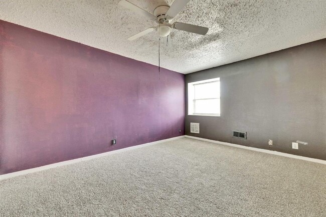 Building Photo - 2801 Skyway Cir