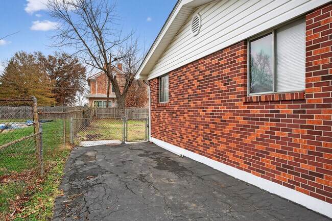 Building Photo - 1545 Reale Ave