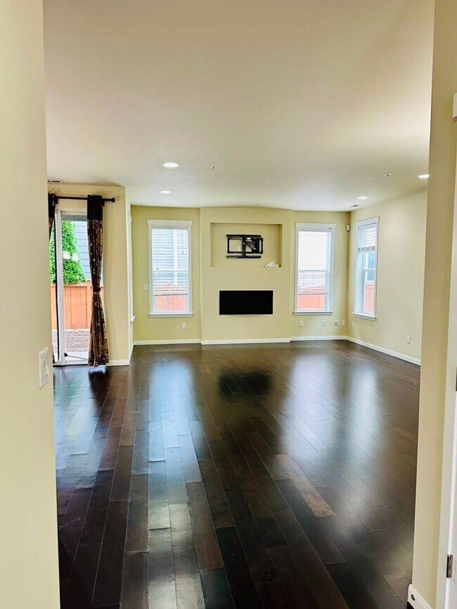Building Photo - Beautiful 3 bed Home in Bothell in sought after Kings corner community!!