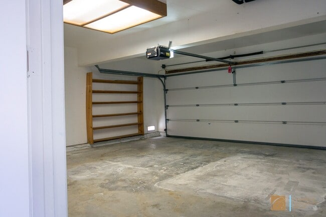 Building Photo - Enjoy Carlsbad living in this beautifully ...