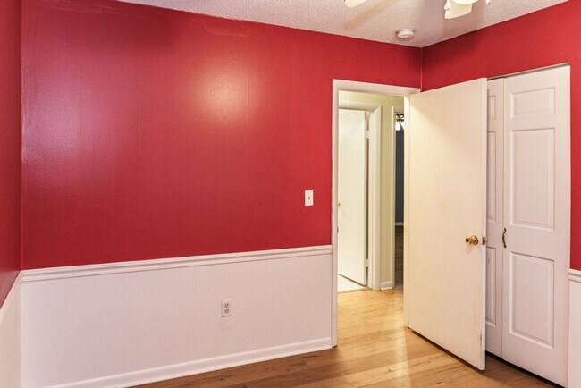 Building Photo - Beautiful 4 bedroom in the heart of Mossy ...