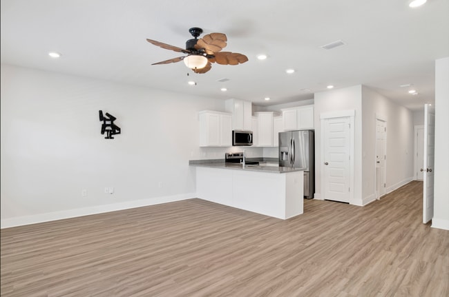 Building Photo - 3 bed gated community home with community pool