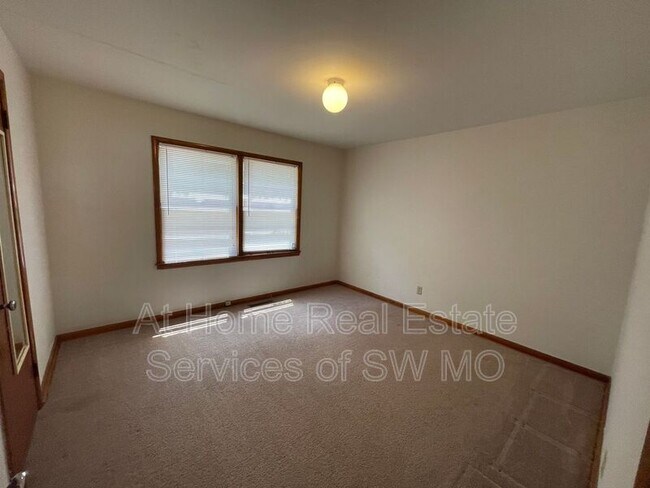 Building Photo - 302 W Whiteside St