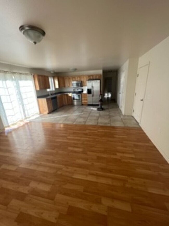 Building Photo - 4020-4026 W Lamont Way