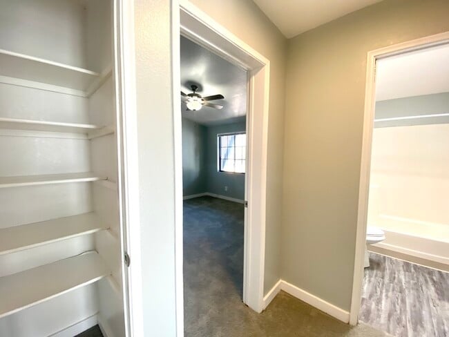 Building Photo - Washer/Dryer in Unit! Remodeled Townhome i...
