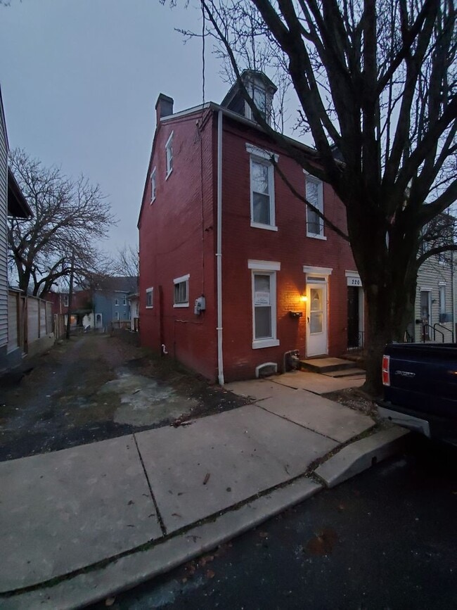 Building Photo - Spacious 3 Bedroom 1.5 Bath Brick Home