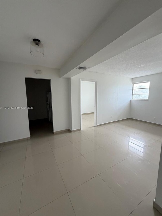 Building Photo - 300 NE 1st Ct