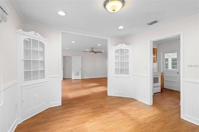 Building Photo - 605 N Amelia Ave