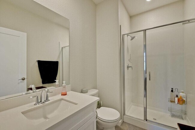 Building Photo - Spacious 4 bedrooms 4.5 bath town home for...