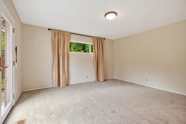 Building Photo - Awesome Quiet Cul-de-sac in Menlo Park