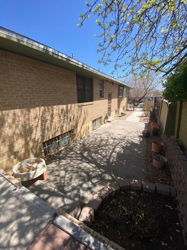 Building Photo - Large 4-Bedroom
