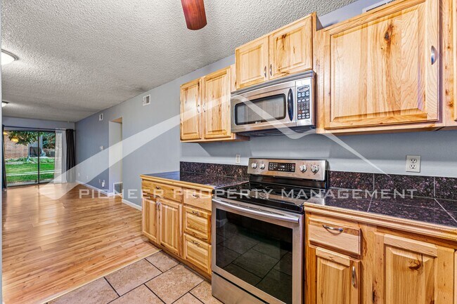 Building Photo - Charming condo with Central AC and Washer ...