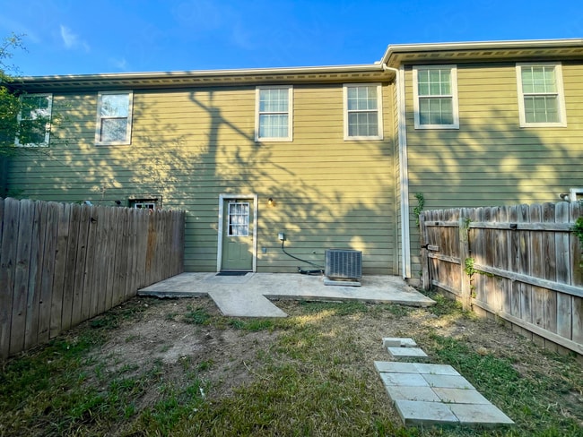 Building Photo - Move-In Special! 3-Bed, 2.5-Bath Townhouse...