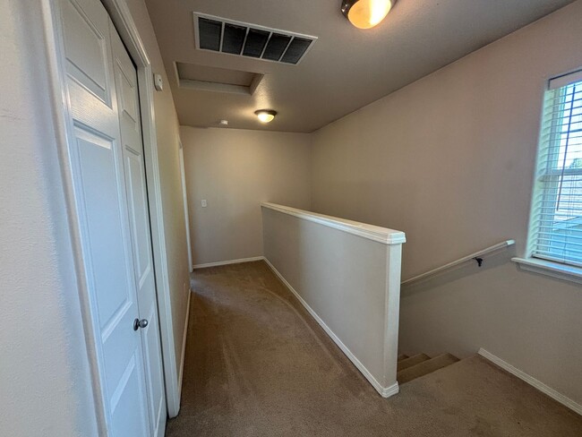 Building Photo - 3 Bedroom 2.5 Bath Two Story Duplex