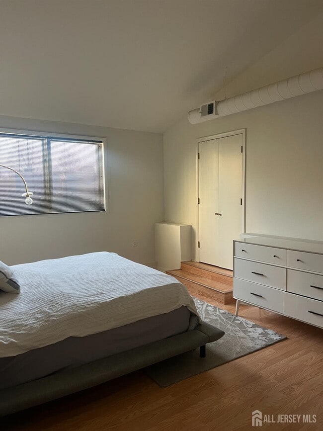 Building Photo - 9/11 New St